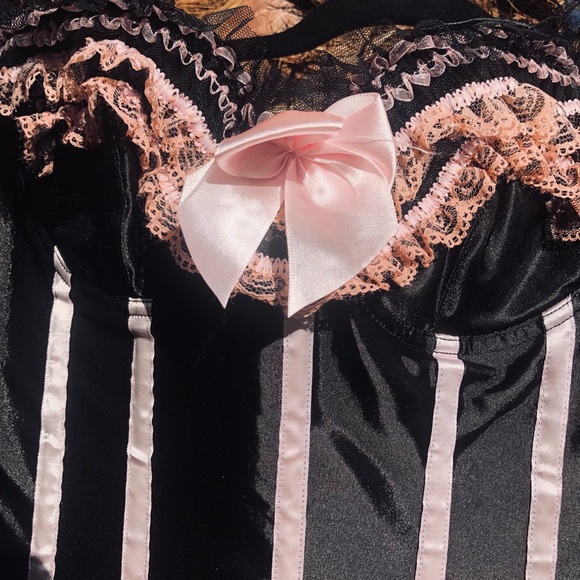 NWT PLUS SIZE Bustier black and pink satin ribbon details boned 4xl - Picture 3 of 6